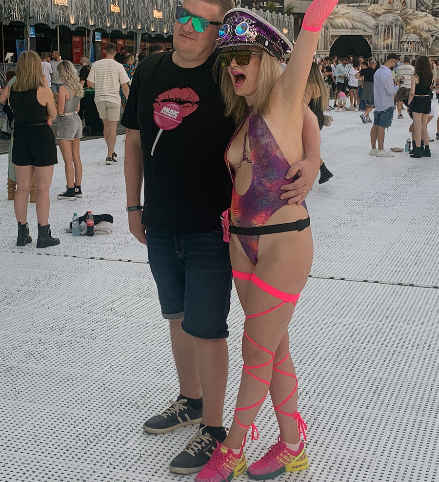 Cum au putut să vină îmbrăcate aceste două turiste olandeze la deschiderea festivalului Untold din Cluj. Oamenii au crezut că nu văd bine!