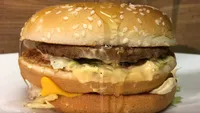 Iată ce se întâmplă atunci când torni acid sulfuric pe un Big Mac. Rezultatul experimentului e unul contrar aşteptărilor, iar imaginile au devenit virale