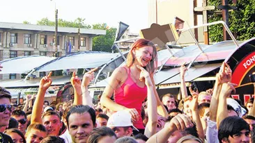 Ombladon si Cheloo de la Parazitii si-au pus fanii sa injure politia