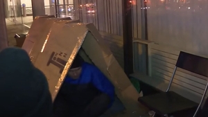 Suferința lui Ilie, românul care doarme pe străzile din Germania. Oamenii i-au găsit rudele din Botoșani