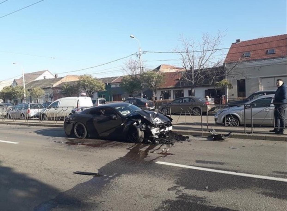 Grav accident în Timișoara, pe strada Iuliu Maniu. Două persoane au fost transportate la spital