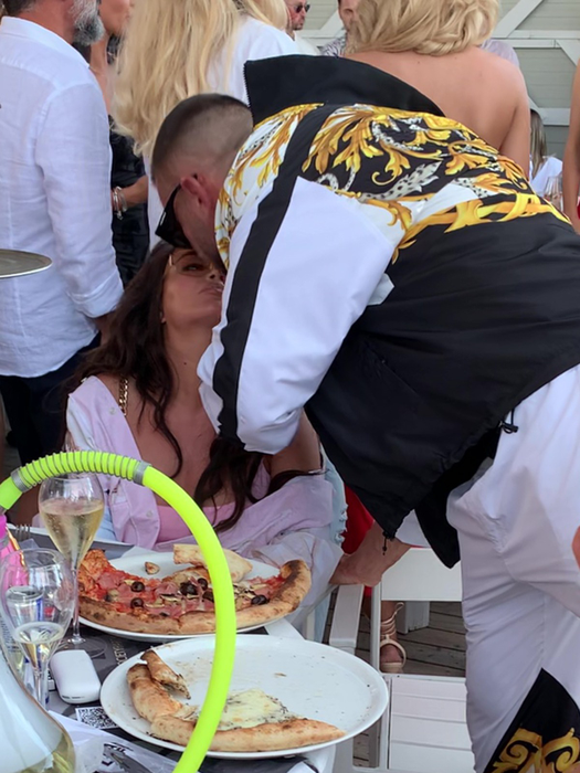 Dorian Popa a împlinit, sâmbătă, 33 de ani și a sărbătorit în Loft Mamaia, alături de Babs și de prieteni apropiați
