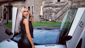 Cum s-a fotografiat Bianca Drăgușanu la birou. Imagini interzise cardiacilor