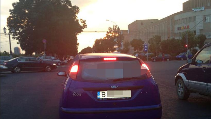 Cum au putut doi bucuresteni sa isi plimbe copilul in trafic! Soferii au ramas blocati cand au vazut unde dormea micutul!