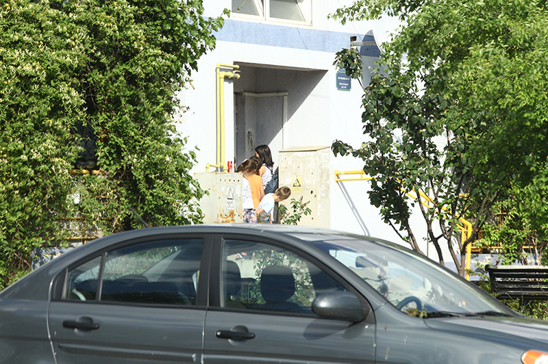 Scara blocului în care locuiește ex-directoarea Liceului de Artă din Focșani