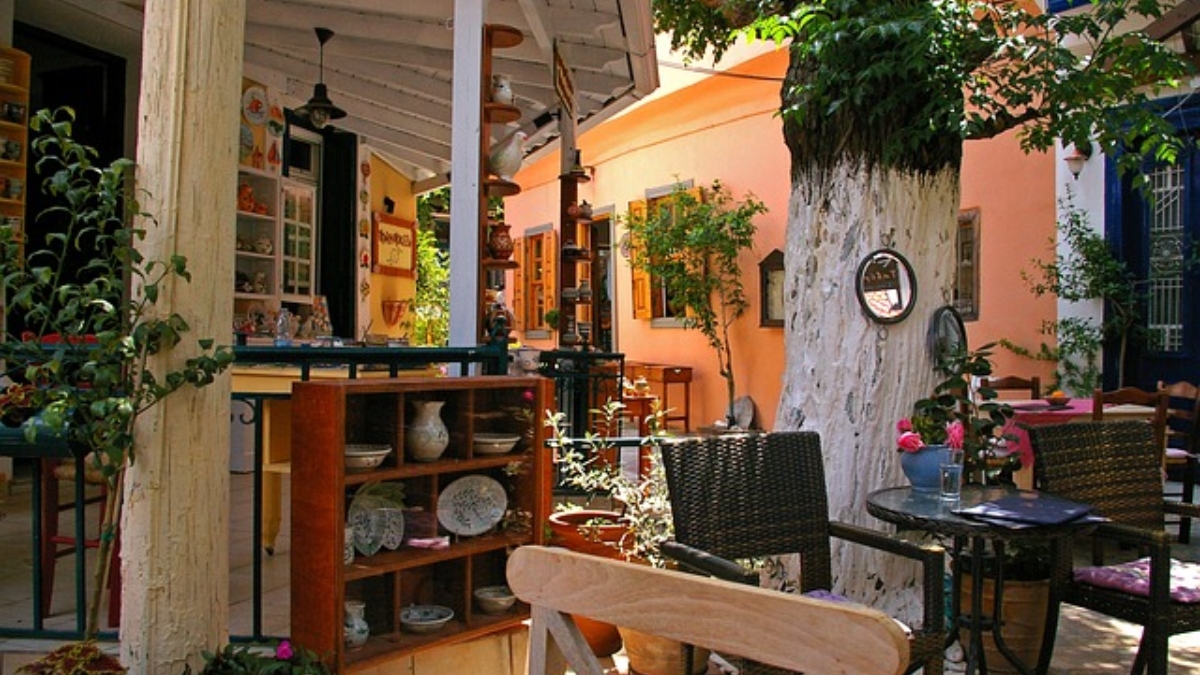 Românii care merg în Grecia trebuie să știe. Țeapa de zile mari luată de o turistă, la un restaurant: „Înșelătorie cu zâmbetul pe față”