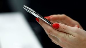 Țeapă de zile mari! Cum a picat în plasă o tânără care-și dorea un telefon nou