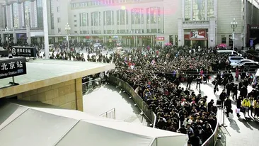 Stau cu orele la coada ca sa intre la metrou