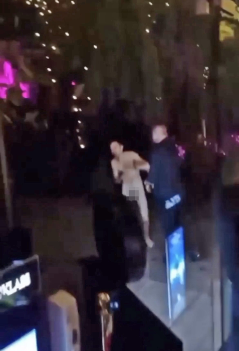 Bodyguard-ul îl oprește pe exhibiționist (FOTO: CANCAN.RO)