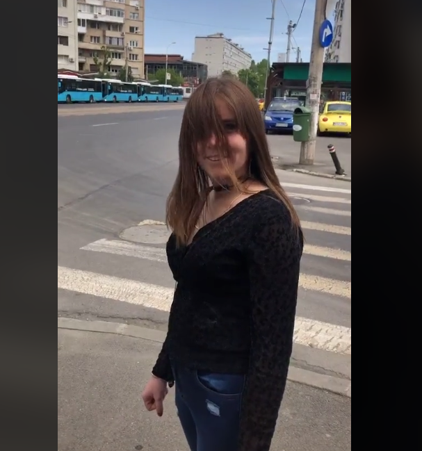 Cum a fost surprinsă Vulpiţa, în plină stradă! Reacţie bizară când a văzut că este filmată. FOTO