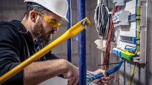 Cât câștigă un electrician bun în 2026. Cererea e mare, dar oamenii lipsesc