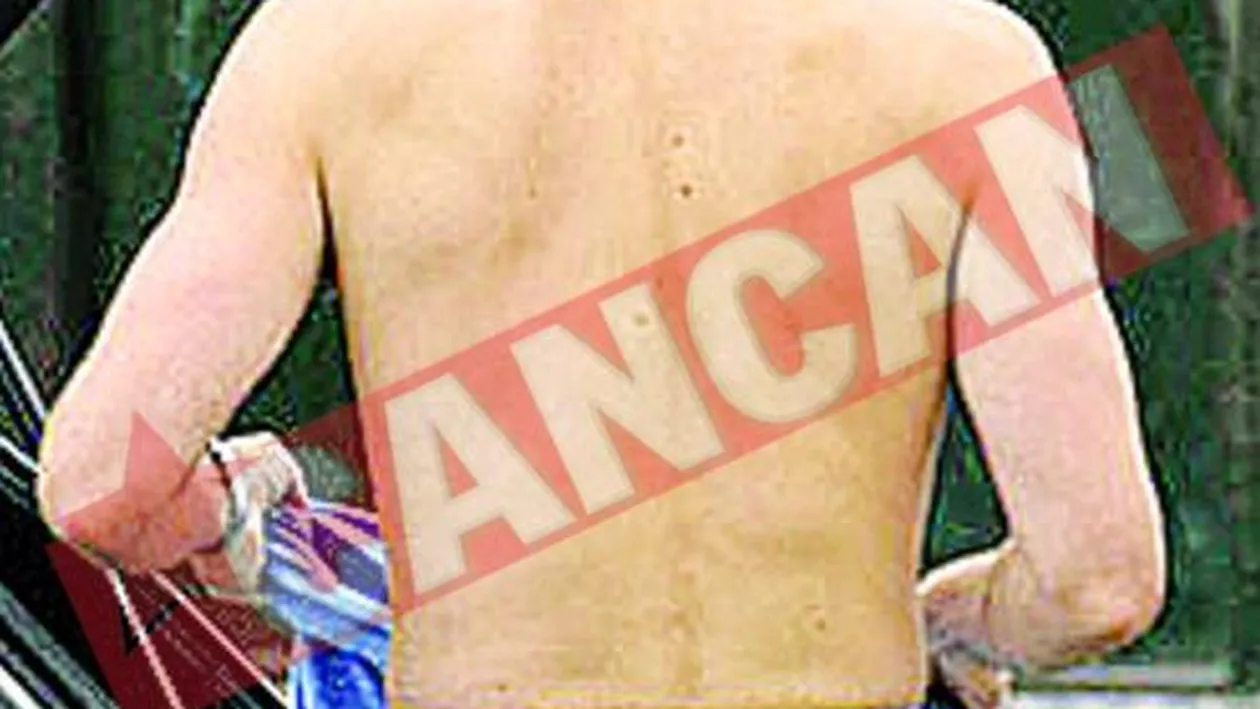 Printul William, in bustul gol la polo