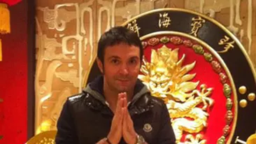 VIDEO A ramas fara bani in vacanta? Daniel buzdugan canta la metroul din Hong Kong!