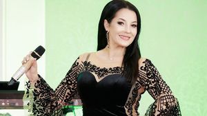Angela Rusu, în costum de baie după ce a slăbit 26 de kilograme. Apariție senzațională a cântăreței de 46 de ani, la piscină. FOTO
