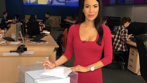 Are salariu de ştiristă la ”Dolce Sport”, dar îşi face orice moft. Ea e prezentatoarea TV care are genţi şi acarete de peste 50.000 de E!  Alexandra Popescu e mega-operată, se plimbă prin vacanţe ultra-scumpe şi nu e deloc ”deranjată” să se laude cu toate astea: îi place mult "afirmatoreala"! :):)