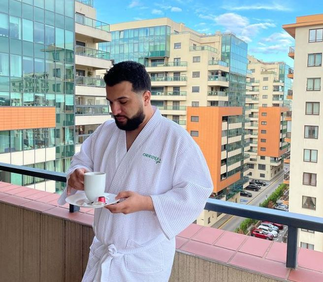 Tzancă Uraganu a făcut o glumă acidă pe Instagram, dar “s-a ars” cu filmarea în care apare în timpul unui partide de amor: “O ai mică rău” | FOTO