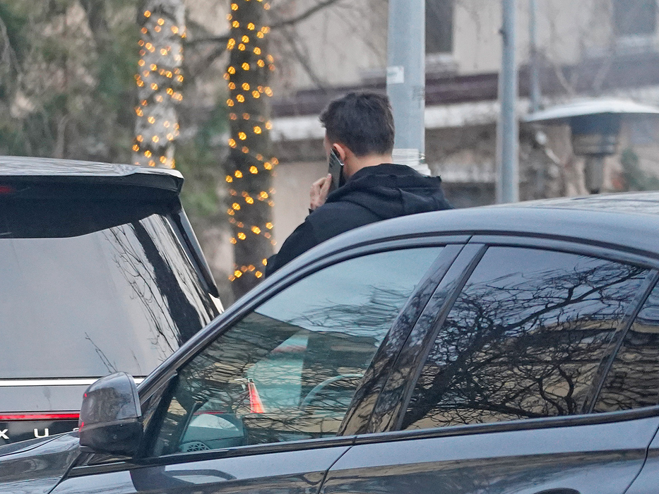 S-a învârtit, cu telefonul la ureche, dar Lexusul nu a cedat