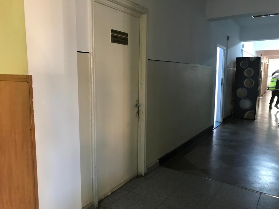 Clanțele de la Primăria Balș sunt "protejate" contra gripei cu tifon îmbibat în spirt