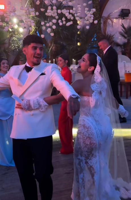 Ioana, rochie de mireasă îndrăzneață! Toți invitații s-au uitat lung la soția lui Florinel Coman