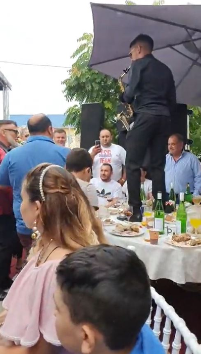 Nicolae Guță și Armin Nicoară, în mijlocul invitaților la o nuntă în Potcoava unde nu s-a ținut cont de nicio măsură împotriva noului coronavirus. S-au dat amenzi de 125.000 de lei