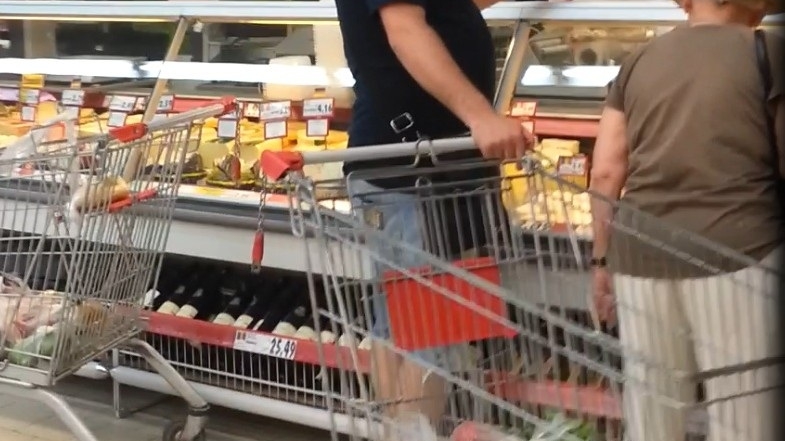 Leo de la Strehaia a poftit la branza! Uite cum face cumparaturi printul tiganilor!