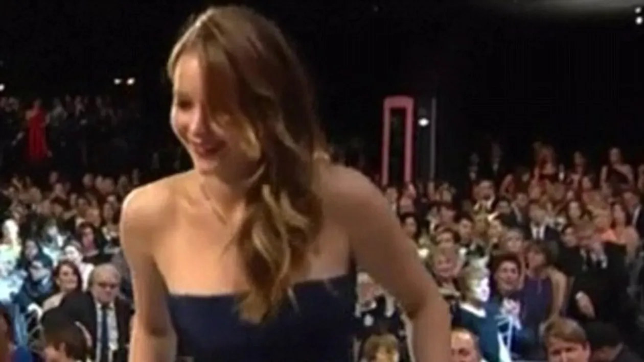 Coşmarul oricărei femei! Rochia i s-a rupt de la jumătate unei actriţe care urca pe scenă să primească un premiu de la De Niro!