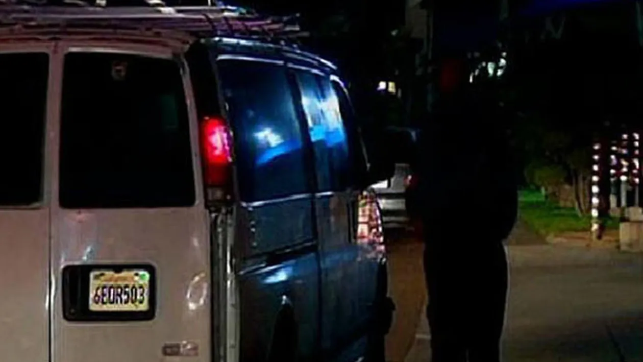 Surpriza macabra in urma unei hotii! Au furat din greseala un microbuz incarcat cu 12 cosciuge, toate pline