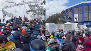 Cozi infernale la telegondola din Sinaia. Mii de turiști se bucură de weekendul prelungit