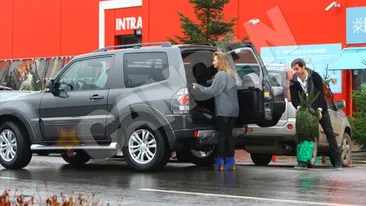 Adela Popescu si Radu Valcan si-au cumparat bradut viu. Se pregatesc pentru primul Craciun in casa noua!