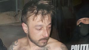 Scene şocante în Suceava! Şi-a folosit soţia şi copilul minor drept scut în faţa poliţiştilor pe care i-a înjurat şi ameninţat cu moartea!