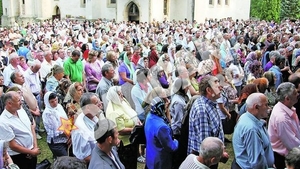 Credinciosi din toata tara s-au adunat la Suceava! 10.000 de oameni la slujba de Sanziene