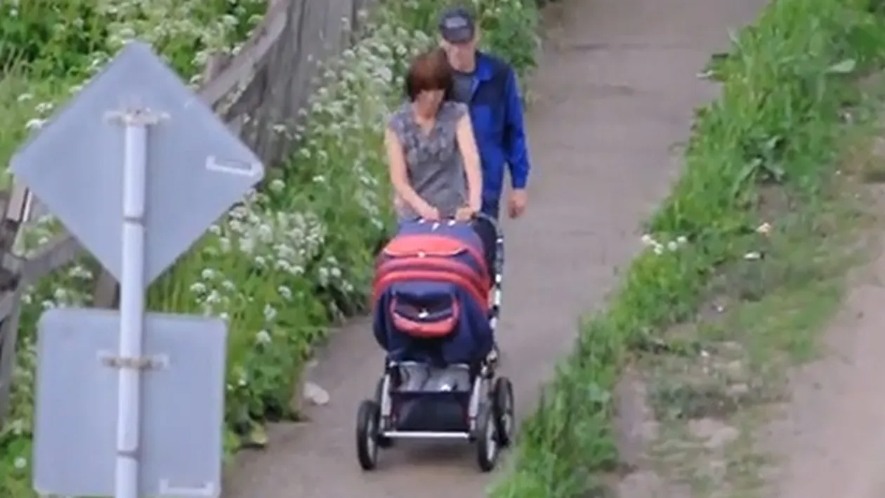 VIDEO Uita-te cu atentie la acesti parinti! O sa innebunesti cand o sa vezi despre ce este vorba: Este de neimaginat