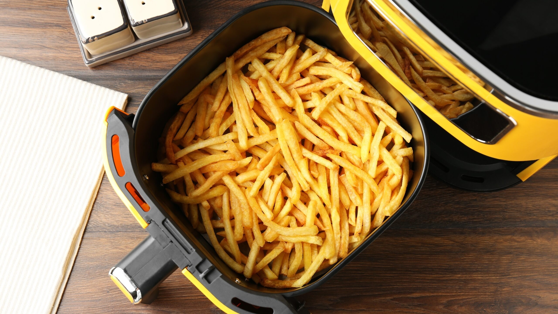 Secretul cartofilor perfecți la air fryer a fost aflat. Ce trebuie să pui peste ei înainte de coacere