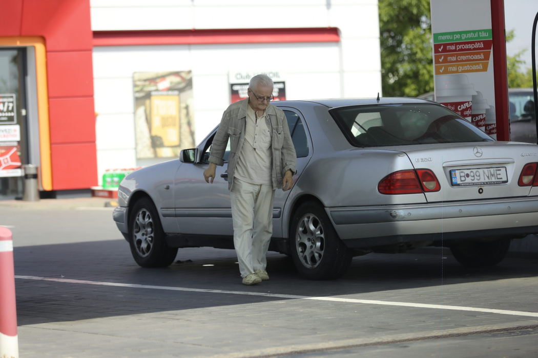 Irinel Columbeanu a tras la o benzinărie, în drumul spre Cosmopolis, unde locuiește cu chirie