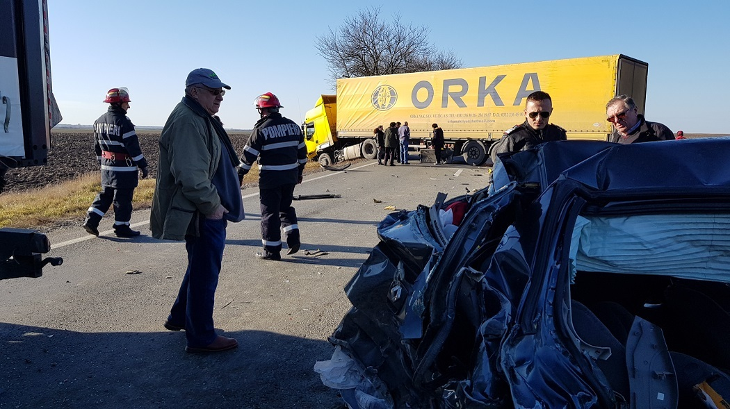Echipele de intervenţie, la locul accidentului