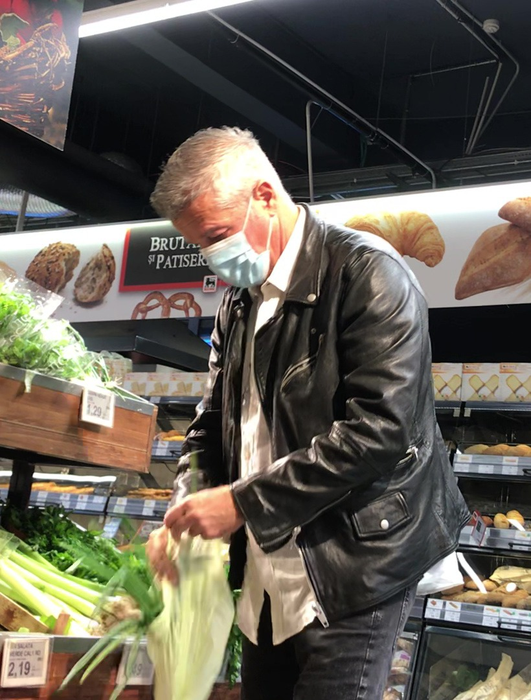 Dan Bittman respectă regulile impuse în pandemie, chiar dacă nu crede în COVID