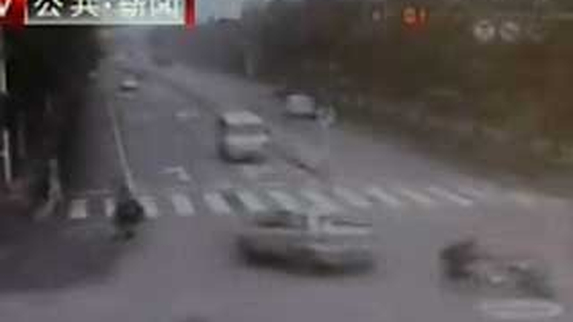 VIDEO Un chinez a lovit  trei oameni in trei locatii diferite