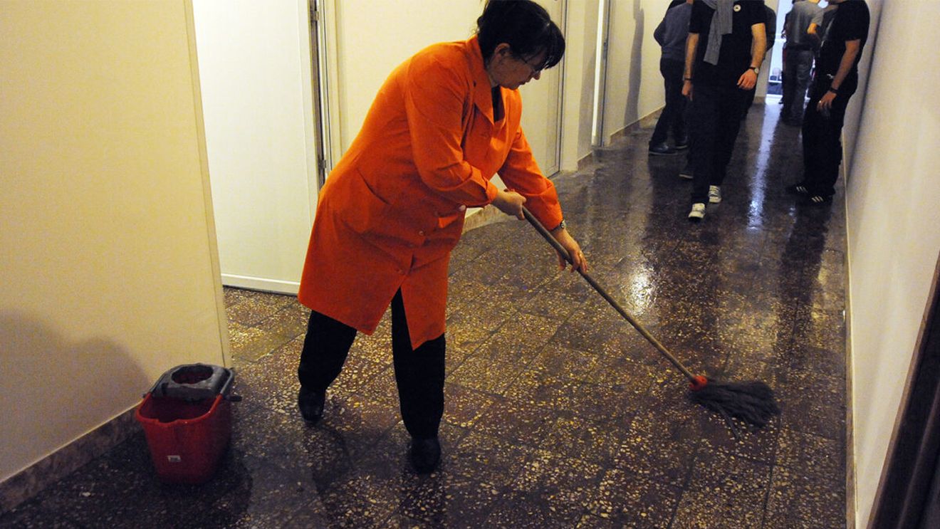 Ce salariu lunar primește o româncă, de fapt, ca femeie de serviciu în Spania