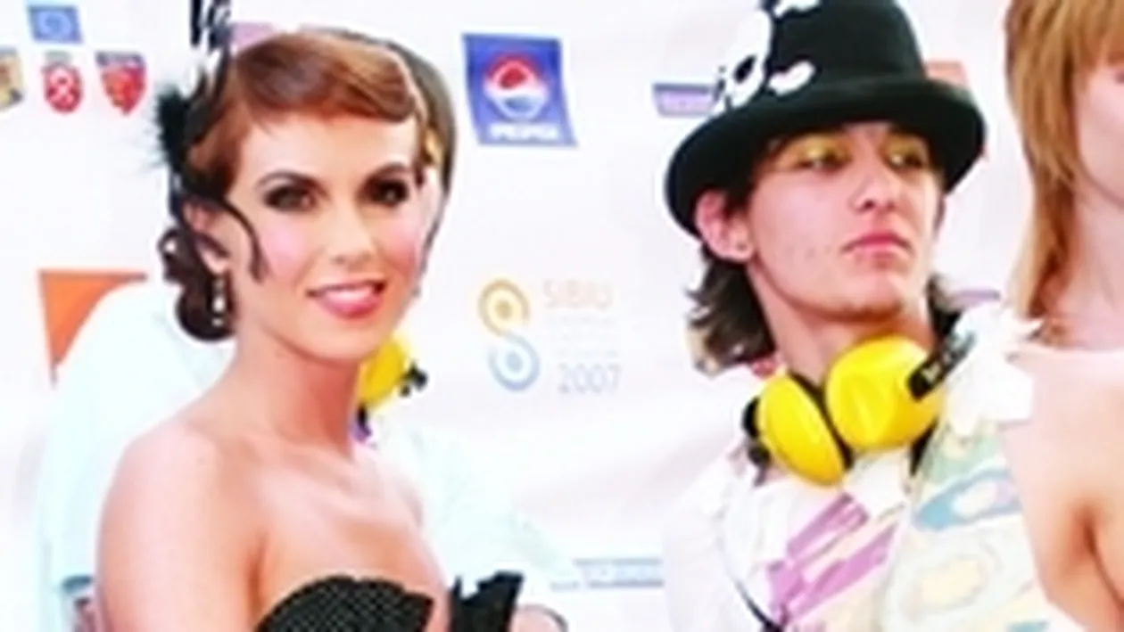 Corina se da pe mana hip-hop-erilor americani