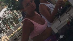 IMAGINI NECENZURATE cu una dintre artistele momentului în România. Pe FB şi Insta e subţirică, în realitate, are… o ”splendoare” de burtică! Alexandra Stan ar putea avea o singură scuză… să fie însărcinată!