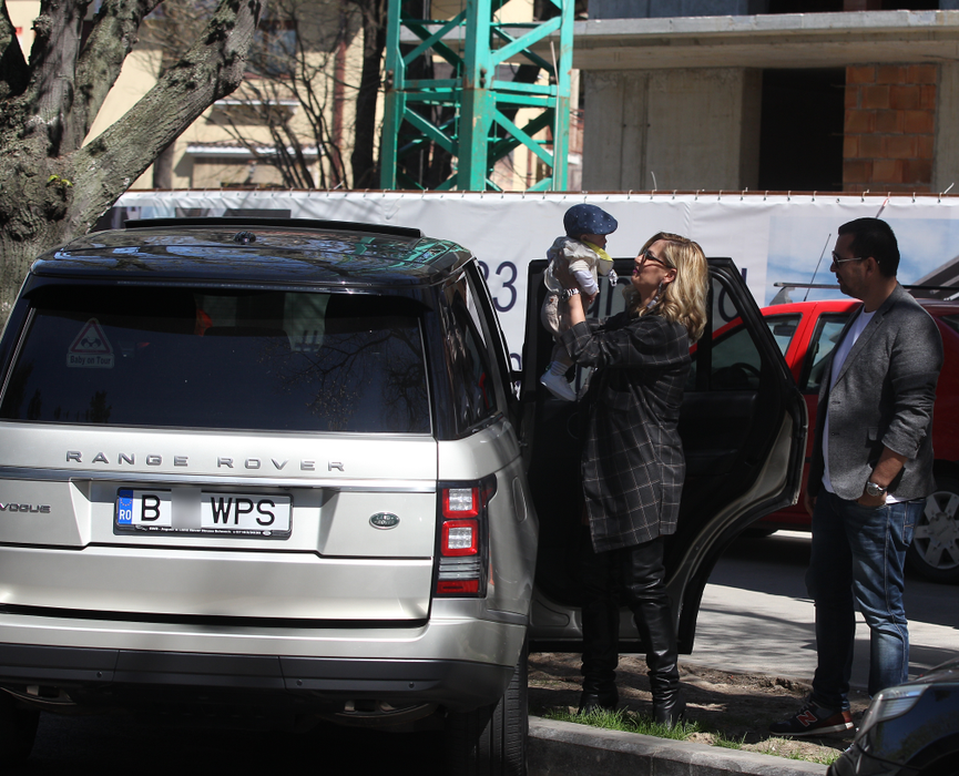 I-am pozat pe şantier, echipaţi aferent, corespunzător. Andreea Bănică & soţul şi-au luat apartament de… 900.000 de euro!