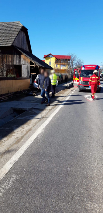 Accident spectaculos în Suceava! O mașină de poliție aflată în misiune a fost făcută praf