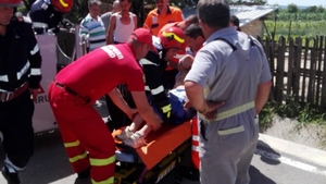 Salvat în ultima clipă. Un bărbat din Argeș a fost găsit suspendat pe un stâlp. Nu se știe dacă s-a electrocutat sau i s-a făcut rău