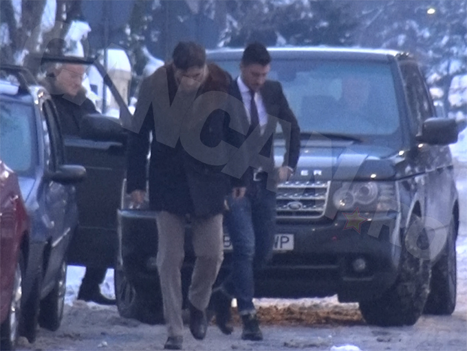 IMAGINILE CARE VOR DA FOC FOTBALULUI DIN ROMÂNIA! CANCAN.ro a filmat o ÎNTÂLNIRE SECRETĂ la o zi după ce Piţurcă a anunţat că susţine Armata în războiul cu Becali. Şi-au făcut planul ca să-i ia Steaua lui Gigi?!