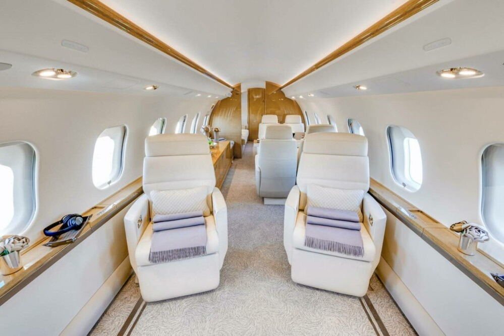 Klaus Iohannis a închiriat un avion de 62 de milioane de dolari. Imagini cu “bijuteria” care îl va duce direct de la Sibiu la New York