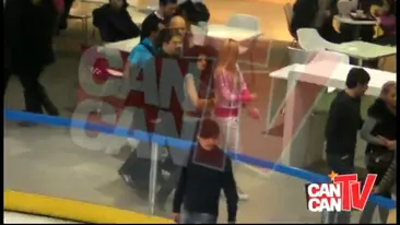 Kamara a iesit la mall cu doua cupluri