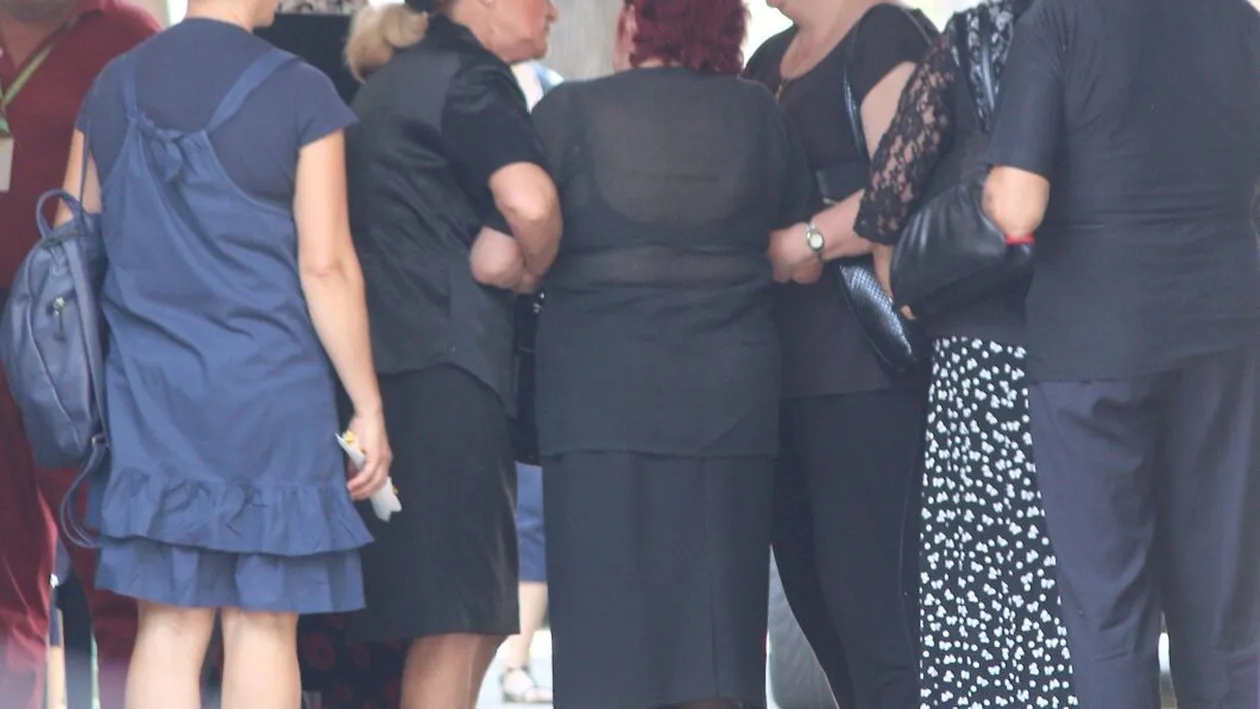 EXCLUSIV. Imagini sfâşietoare de la priveghiul fiicei lui Marius Ţeicu