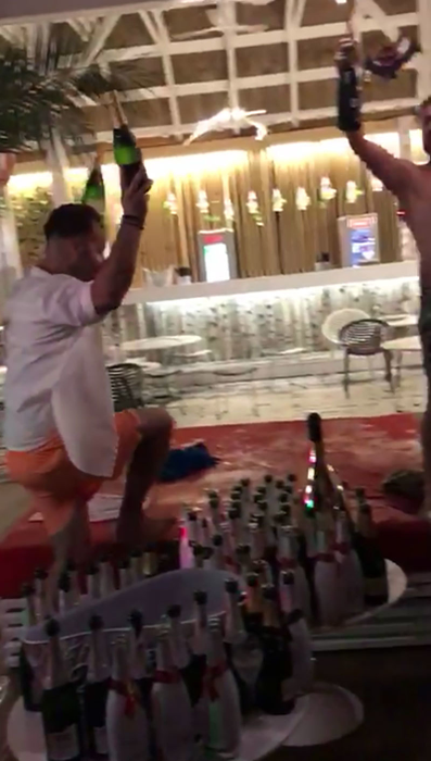 Davide a făcut un adevărat festin cu şampanie la Player Club Bucharest