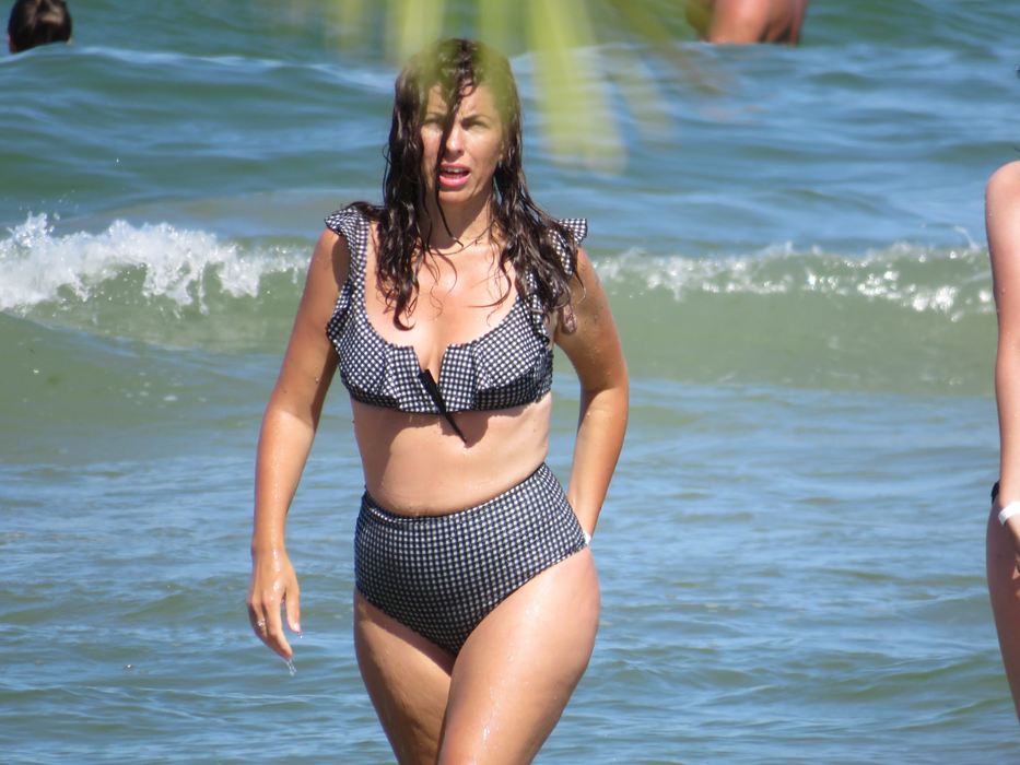 Daniela Marișcu s-a relaxat pe o plajă din Mamaia
