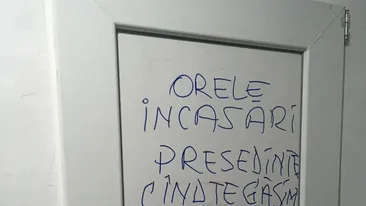 Președinte de bloc, amenințat de locatari în cel mai original mod. Ce a apărut pe ușa Administrației depășește orice imaginație